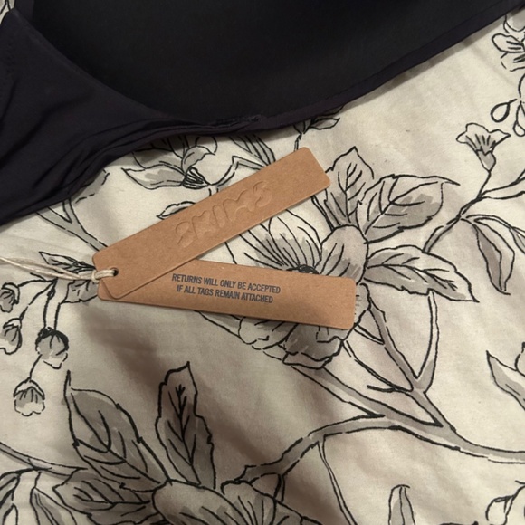 SKIMS Wireless Form Push-Up Plunge Bra Size 32DD NWT - Picture 5 of 10